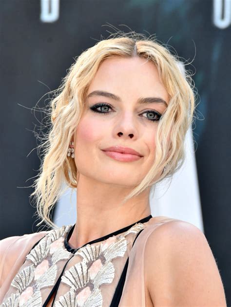 margot robbie nip slip|Margot Robbie Suffers Red Carpet Wardrobe Malfunction, Gets。